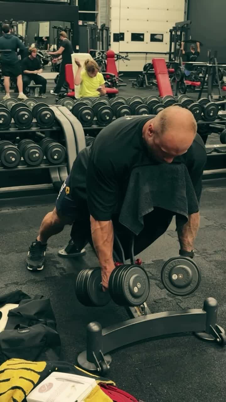 Konrad podczas pracy na siłowni